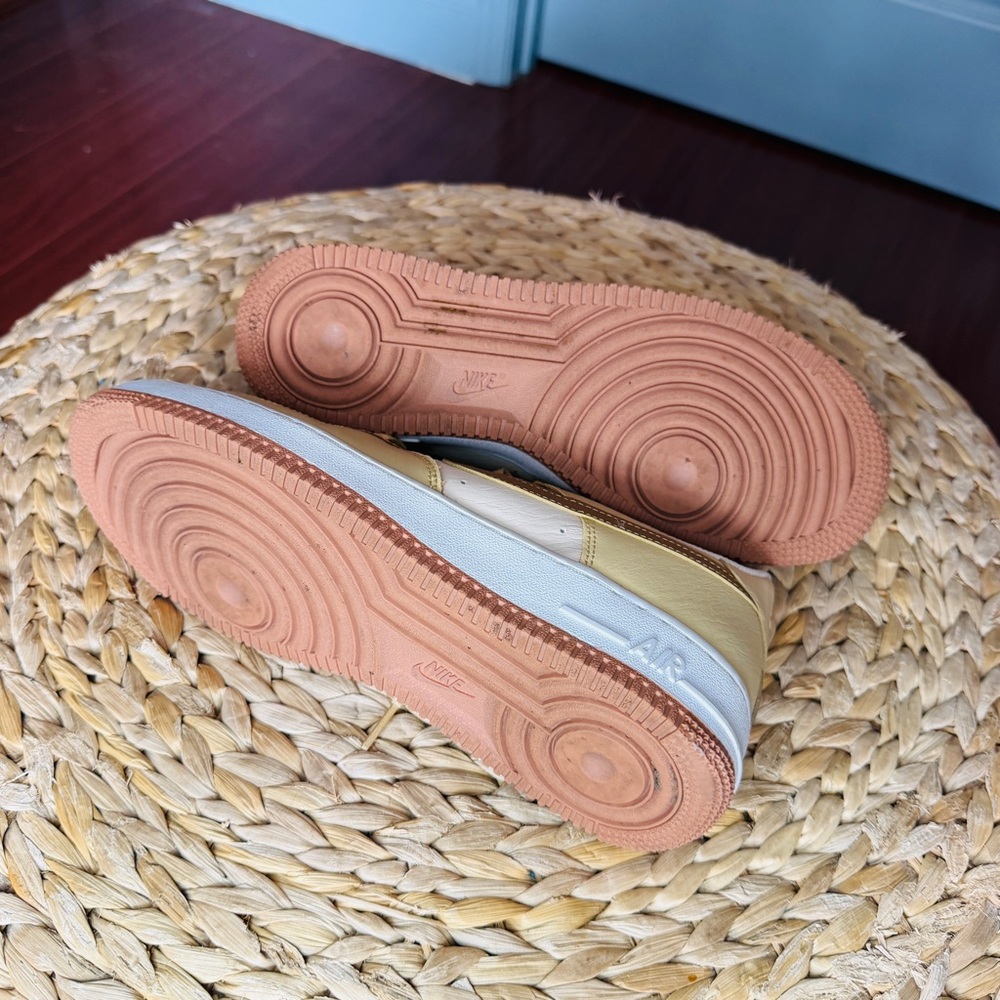 Nike Women’s Neutral Low-Top Sneakers in Cream and Brown - Picture 10 of 11